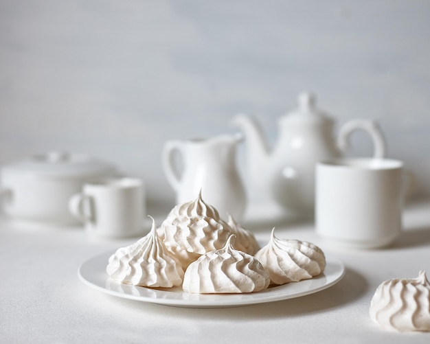 Marshmallows brancos arejados em um prato