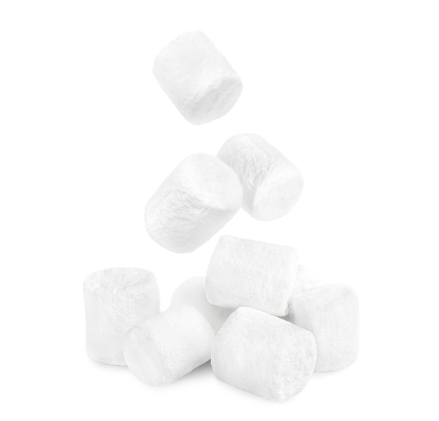 marshmallows caindo em um fundo branco e isolado