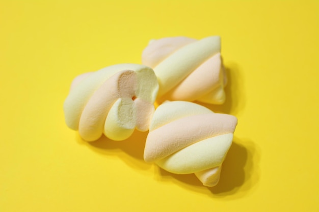 marshmallows com sabor de damasco isolado em fundo amarelo, close-up