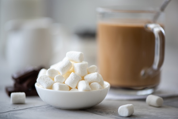 Marshmallows cremosos brancos com uma xícara de café