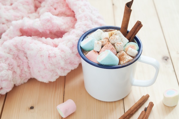 Marshmallows da cor pastel na caneca do chocolate quente. bebida de inverno