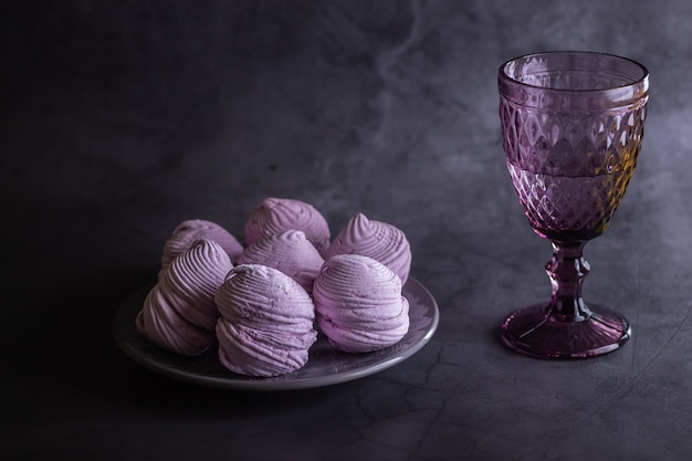 Marshmallows der schwarzen Johannisbeere auf einem dunklen Hintergrund