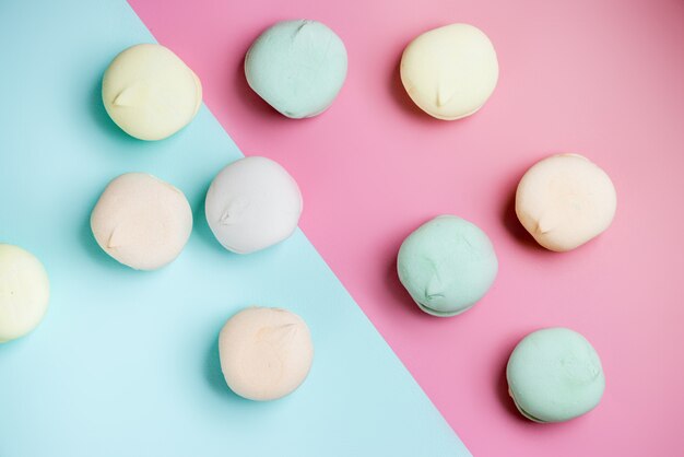 Marshmallows doces coloridos do zéfiro da sobremesa no fundo cor-de-rosa & azul. Marshmallows de ar. De perto, fotografia fooÐ²
