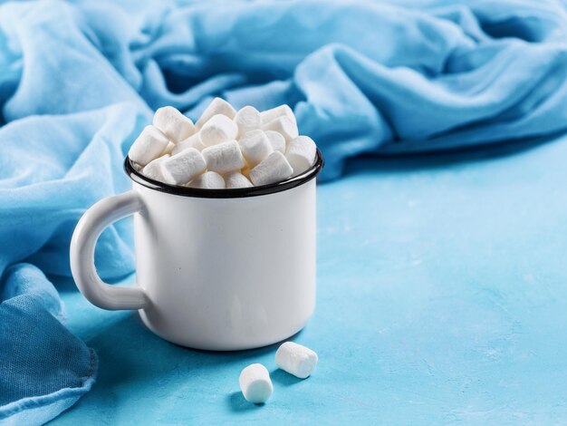 Marshmallows em fundo azul com copyspace