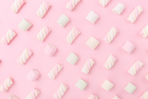 Marshmallows em fundo rosa suave