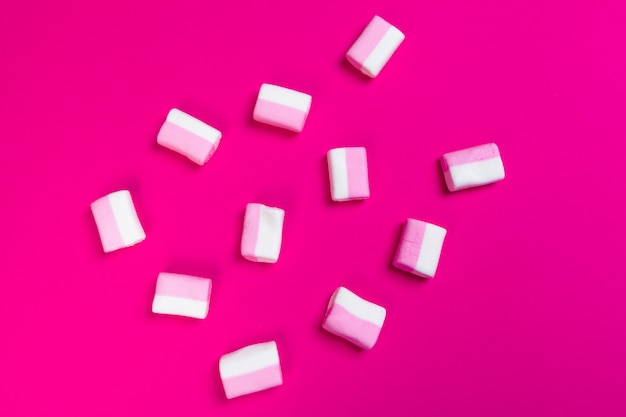 Marshmallows em um rosa. vista do topo