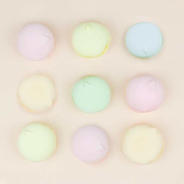 Marshmallows macarons flat lay photo en estilo minimalista. Vista superior, concepto de dulces y golosinas.