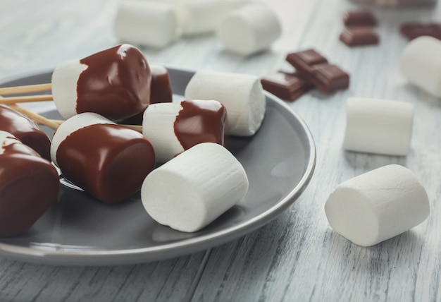 Marshmallows mit Schokolade auf dem Tisch