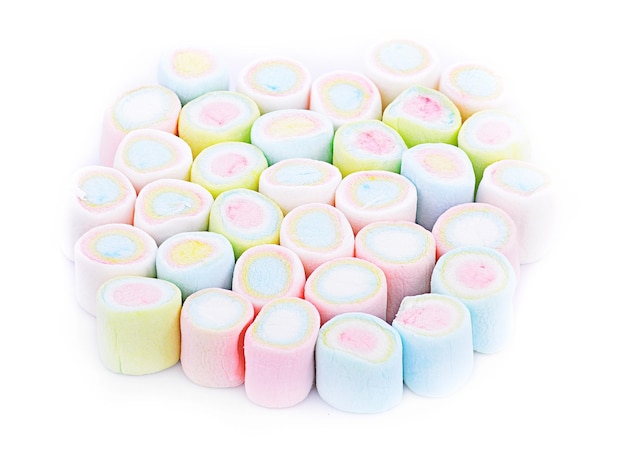 Foto marshmallows multicolores sobre un fondo blanco