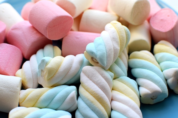 Foto marshmallows multicoloridos. plano de fundo ou textura de marshmallows coloridos de rosa e azuis.