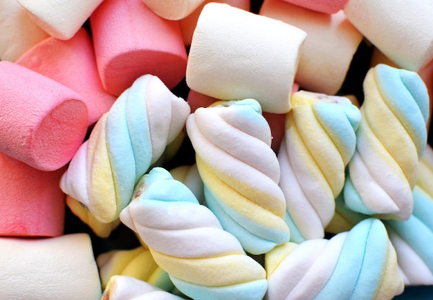 Foto marshmallows multicoloridos. plano de fundo ou textura de marshmallows coloridos de rosa e azuis.