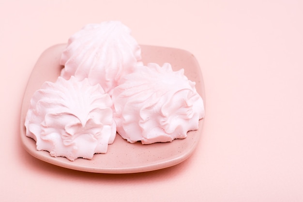 Marshmallows rosa em um pires