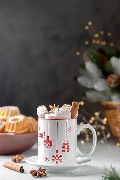 Marshmallows und eine Tasse Latte auf dem Hintergrund des Weihnachtsbaums