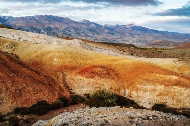 Marslandschaften, Chui-Steppe. KyzylChin-Tal. Herbst im Altai-Gebirge