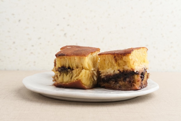 Martabak Manis o Kue Terang Bulan o Hok Lo Pan con varios rellenos es un bocadillo de Indonesia