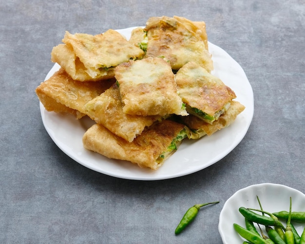 Martabak Martabak Telor ou Martabak Telur Salgados pastéis fritos recheados com carne de ovo e especiarias