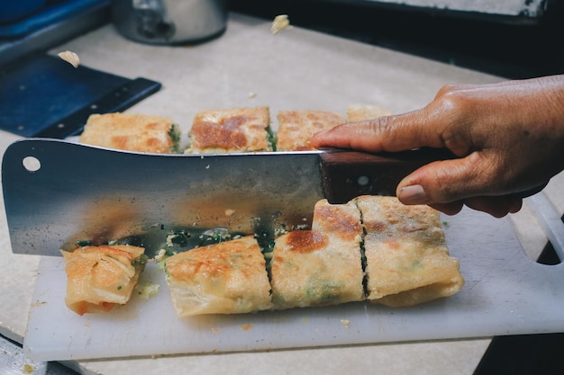 Martabak Telor o tortilla martabak Pastel salado frito relleno de carne de huevo y especias Aperitivos de comida tradicional de Indonesia