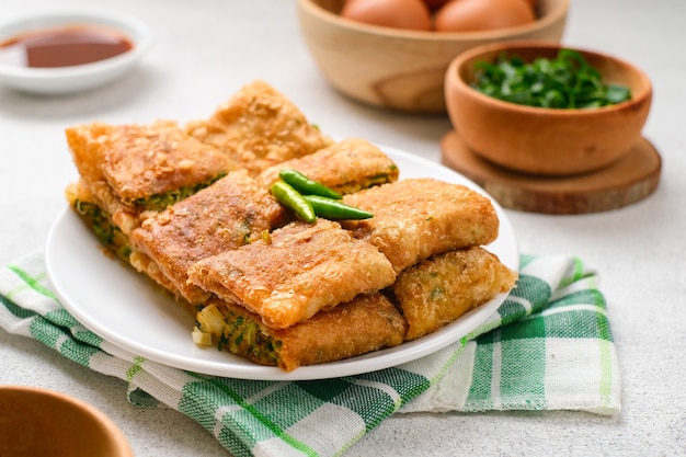 Martabak Telor oder Martabak Telur. Herzhaftes Pfannengebäck gefüllt mit Ei, Fleisch und Gewürzen. Martabak Telur ist eines der indonesischen Streetfoods