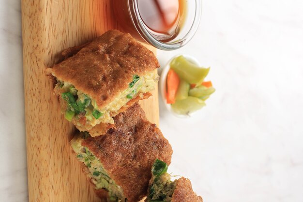 Martabak Telur é comida de rua popular na Indonésia. Ovo, cebolinha embrulhado com massa fina de farinha