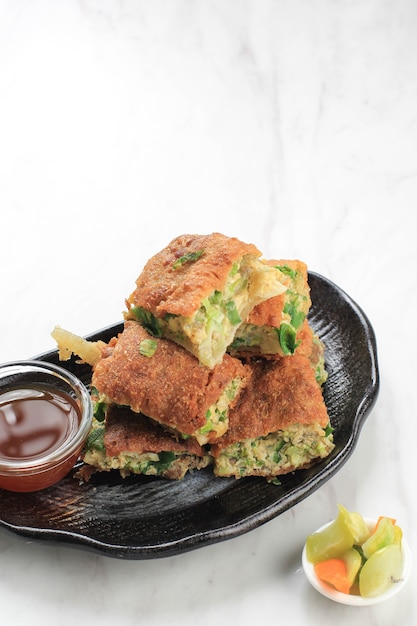 Martabak Telur ist beliebtes Streetfood in Indonesien. Ei, Frühlingszwiebeln umhüllt mit dünnem Mehlteig