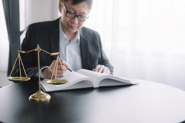 Foto martelo de juiz com advogados de justiça tendo reunião de equipe no fundo do escritório de advocacia conceitos de direito e serviços jurídicos