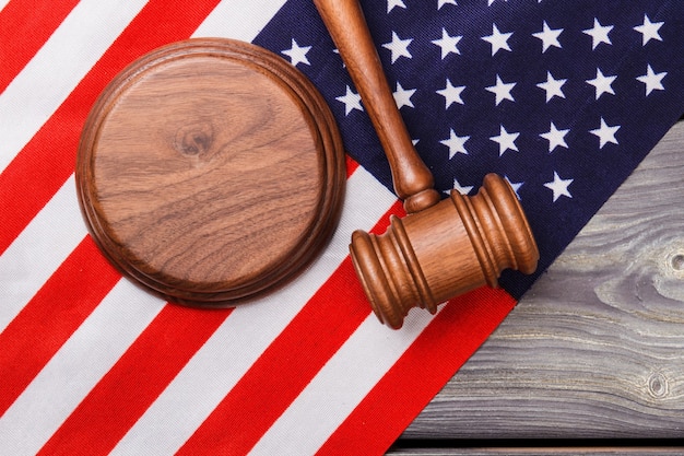 Martelo de madeira de juízes com bandeira dos EUA. Conceito de tribunal e justiça.