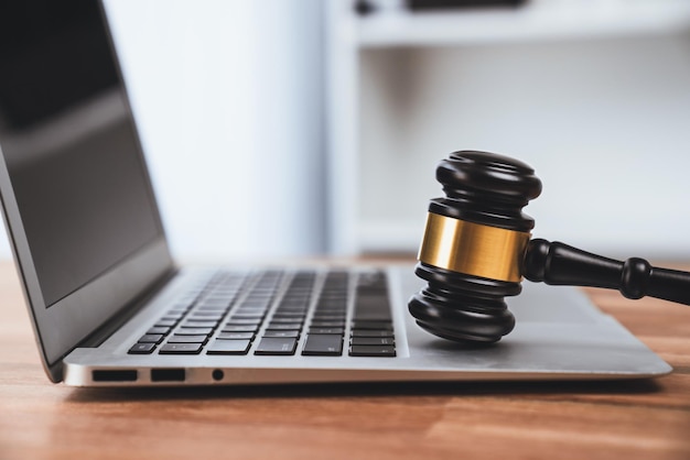 Martelo de madeira preto com laptop no escritório como justiça e equidade legal