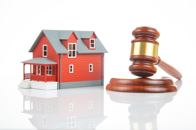 Martelo de tribunal e leilão no fundo de uma venda modelo de casa e compra de lei de habitação imobiliária