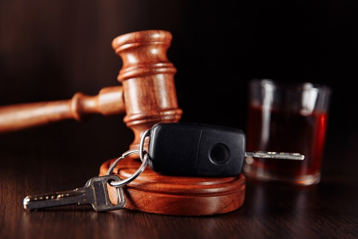 Martelo do juiz principal do carro e garrafa de álcool com o close do vidro