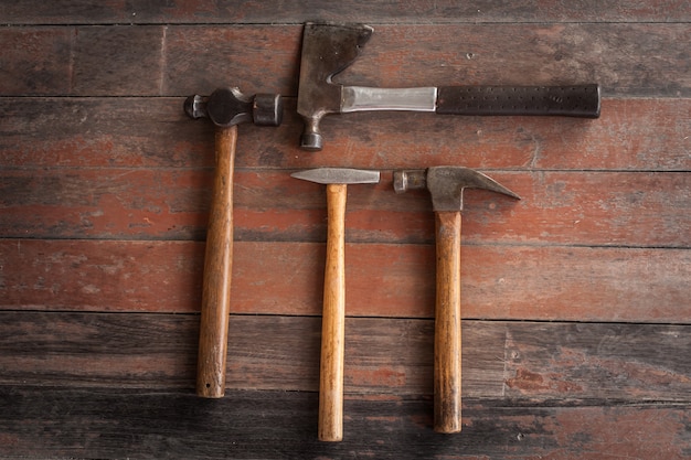 martelo e machado de ferramenta vintage para carpinteiro madeira de trabalho no piso de madeira