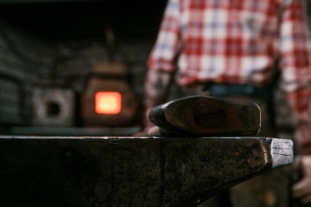 Martelo encontra-se na bigorna no fundo do forno e ferreiro