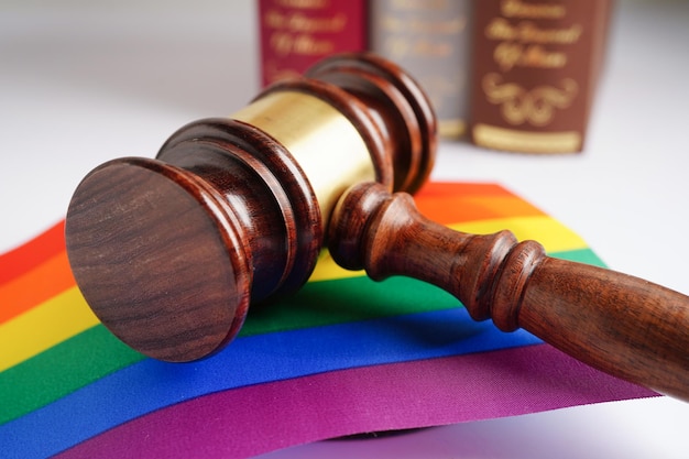 Martelo para advogado juiz com símbolo de bandeira arco-íris de coração do mês do orgulho LGBT