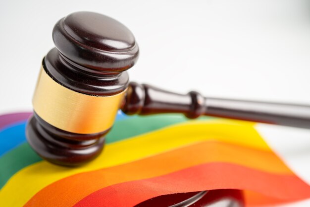 Martelo para advogado juiz no símbolo da bandeira do arco-íris do mês do orgulho LGBT