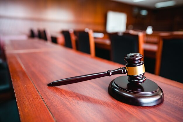 Martillo de corte de madera sobre mesa de madera en la sala de audiencias, juez y juicio. Subasta. Ley y Justicia, Concepto de legalidad, Juez.