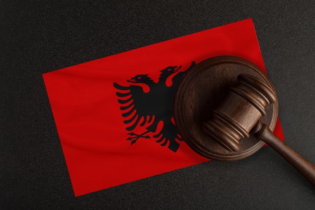 Martillo de los jueces y la bandera de Albania. Ley y Justicia. Ley constitucional.