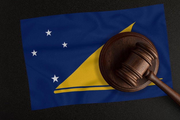 Martillo de los jueces y la bandera de Tokelau. Ley y Justicia. Ley constitucional.