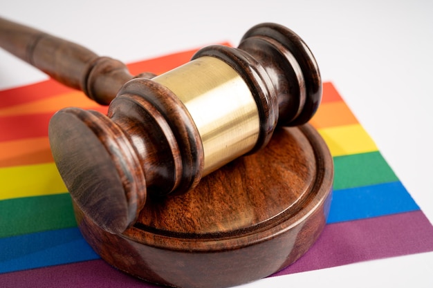 Martillo para juez abogado en el símbolo de la bandera del arco iris del mes del orgullo LGBT celebrar anualmente en junio social de los derechos humanos gay lesbiana bisexual transgénero
