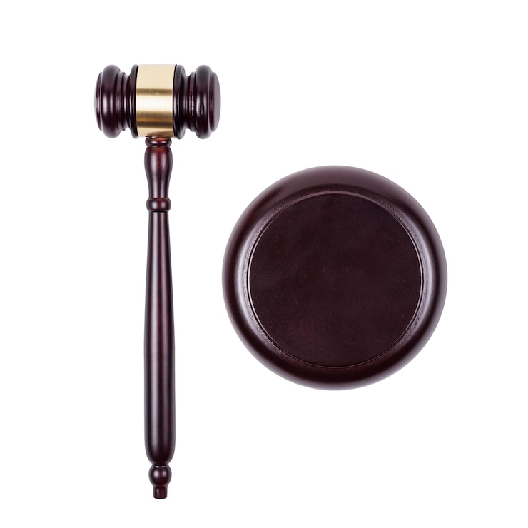 Foto martillo de juez sobre fondo de madera marrón