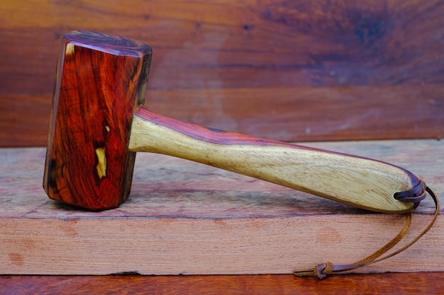 Martillo de madera de palisandro y herramienta hecha a mano de Tailandia para ser utilizada por un carpintero en el taller en el antiguo banco de trabajo