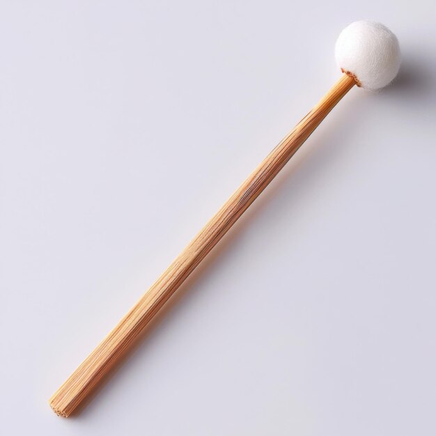 Foto un martillo de madera con una pelota en él