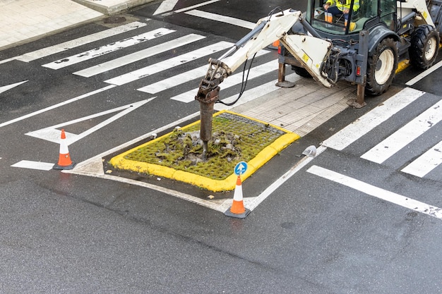 Martillo neumático de la máquina de construcción trabajando en una carretera de la ciudad