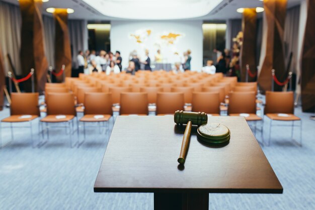 Martillo para la subasta, en el fondo de la sala de conferencias.