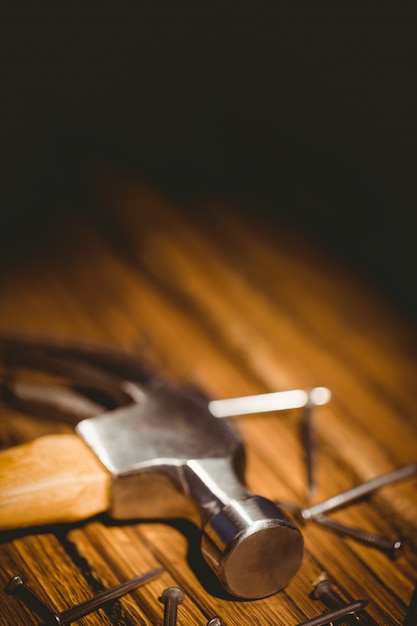 Martillo y uñas dispuestas en la mesa