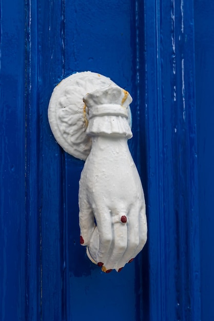 Martinete de puerta en el pueblo de montaña de Pirgos en Tinos