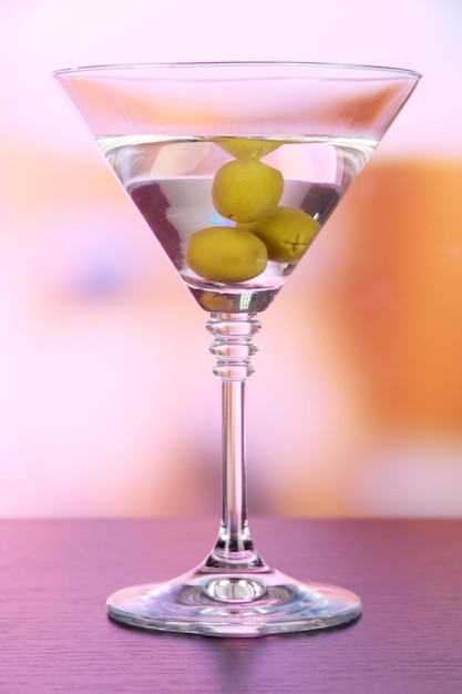Martini con aceitunas verdes en la mesa de bar