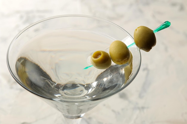 Martini Bebida alcoólica martini com azeitonas em um copo sobre um fundo claro no bar no balcão do bar coquetéis de inventário