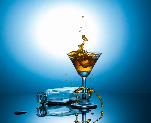 Martini y botella plana con alcohol