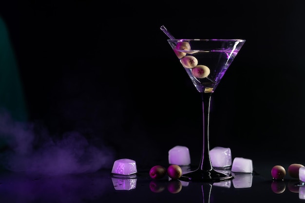 Martini-Cocktail-Getränk Splash mit Eiswürfeln in neon schillernden rosa und blauen Farben Minimales Konzept für das Nachtleben