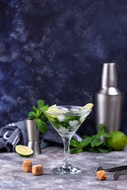 Martini cocktail con lima y menta.