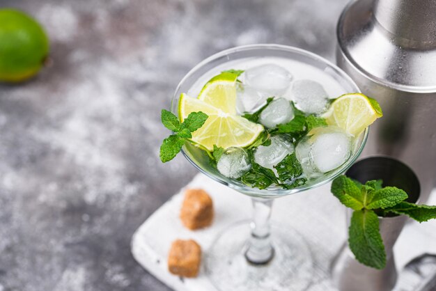 Martini Cocktail mit Limette und Minze.